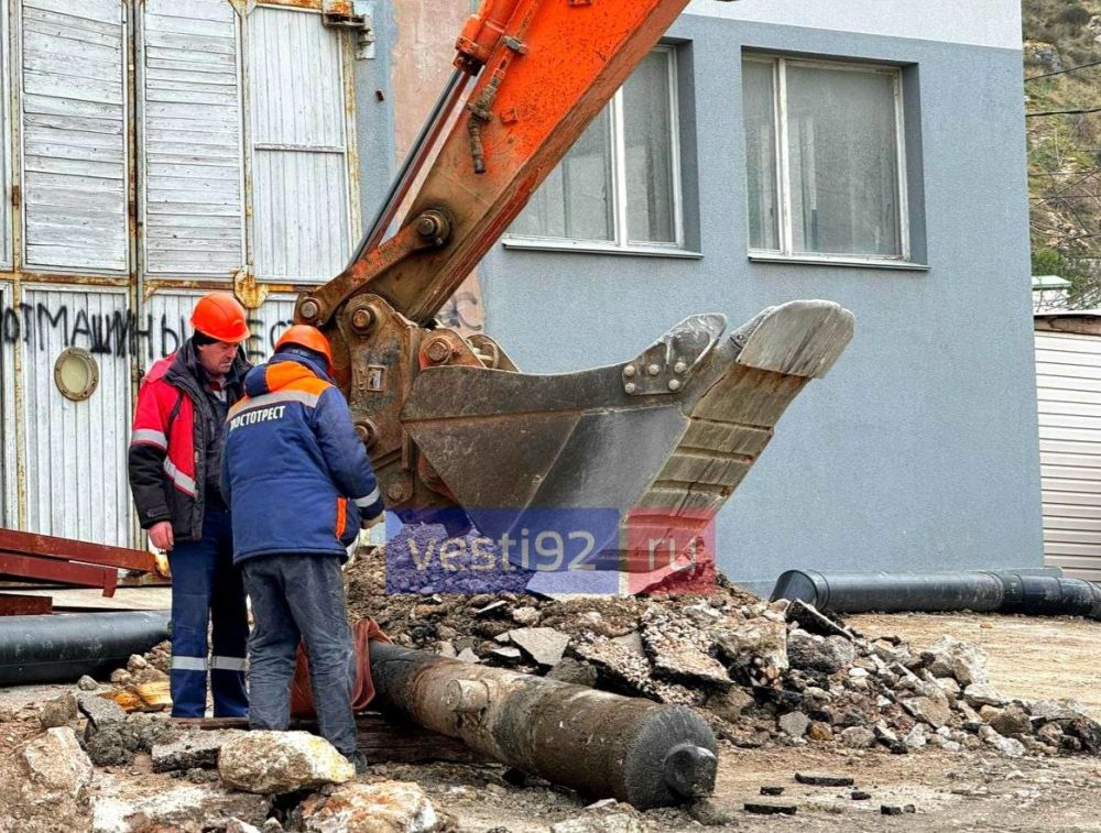 В Балаклаве из бетона достали пушки времён Крымской войны В Балаклаве из бетона достали пушки времён Крымской войны