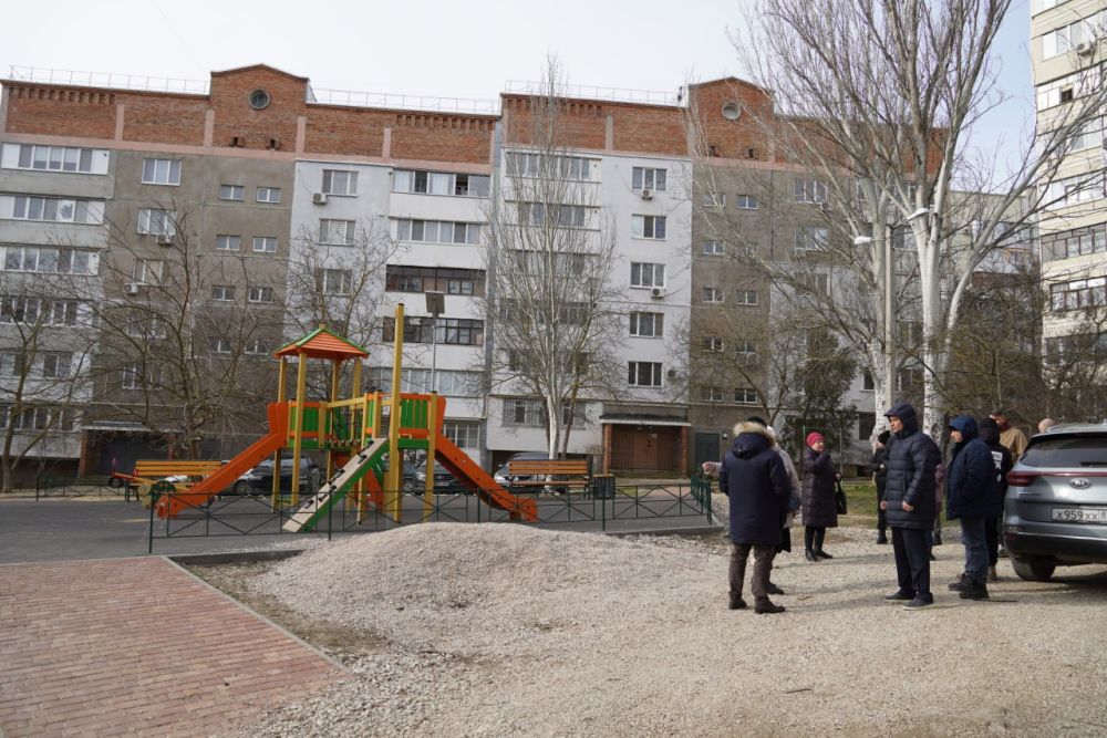 По обращению жителей ул. Клары Цеткин, 21 и переулка Майского, 5 глава администрации Керчи Олег КАТОРГИН провел выездное совещание с представителями подрядных организаций, производивших в этом микрорайоне асфальтирование... По обращению жителей ул. Клары Цеткин, 21 и переулка Майского, 5 глава администрации Керчи Олег КАТОРГИН провел выездное совещание с представителями подрядных организаций, производивших в этом микрорайоне асфальтирование...