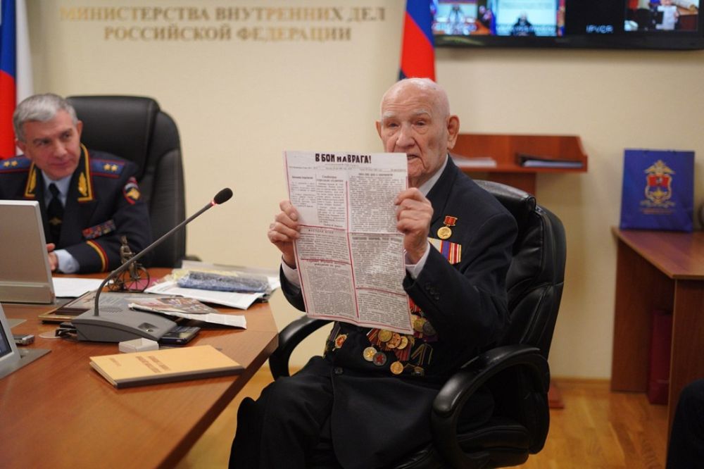 В Главном управлении на транспорте МВД России чествовали ветерана Великой Отечественной войны, ветерана транспортной милиции, журналиста, писателя Фёдора Фёдоровича Барилова, отметившего 100-летний юбилей В Главном управлении на транспорте МВД России чествовали ветерана Великой Отечественной войны, ветерана транспортной милиции, журналиста, писателя Фёдора Фёдоровича Барилова, отметившего 100-летний юбилей