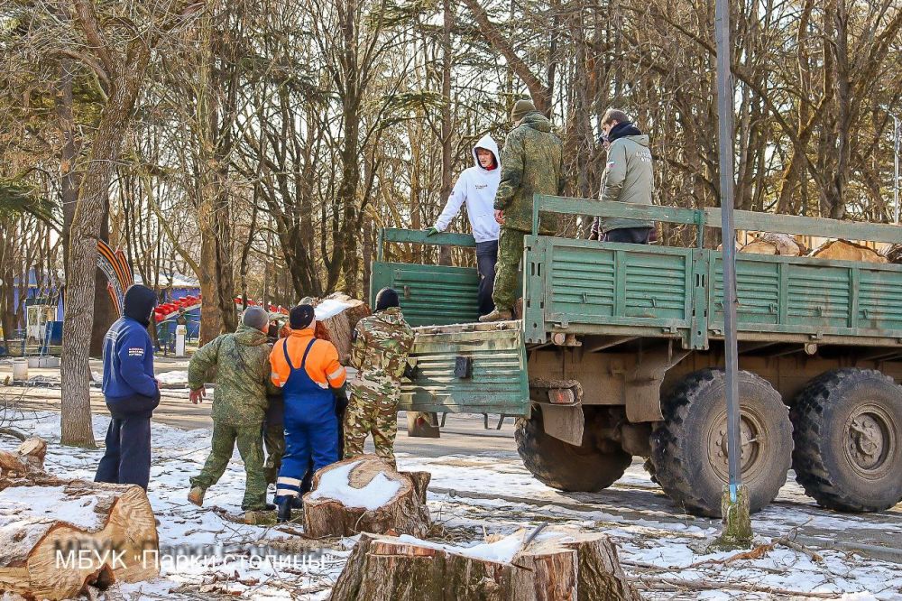 Очередную партию дров для бойцов в зону СВО передали крымчане Очередную партию дров для бойцов в зону СВО передали крымчане