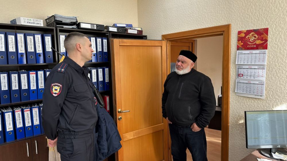 Сотрудники Управления по вопросам миграции УМВД России по г. Севастополю посетили офис городского филиала ООО «Альфа-строй», где напомнили работодателю, а также иностранным работникам о новых временных мерах, направленных на... Сотрудники Управления по вопросам миграции УМВД России по г. Севастополю посетили офис городского филиала ООО «Альфа-строй», где напомнили работодателю, а также иностранным работникам о новых временных мерах, направленных на...