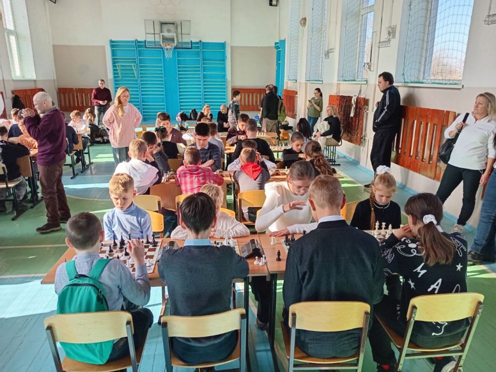 Первенство по шахматам «Белая ладья» собрало пятнадцать команд школ: №1, №3, №6, №7, №8, №9, №10, №11, №13, №14, №15, №16, №17, гимназии №5 и Щебетовской школы, которые боролись за переходящий кубок Первенство по шахматам «Белая ладья» собрало пятнадцать команд школ: №1, №3, №6, №7, №8, №9, №10, №11, №13, №14, №15, №16, №17, гимназии №5 и Щебетовской школы, которые боролись за переходящий кубок