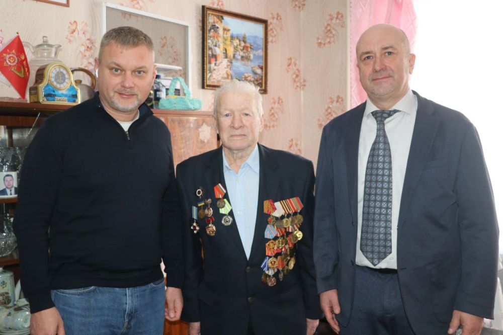 Игорь Ткаченко: Сегодня вместе с заместителем председателя Совета министров Крыма Михаилом Анатольевичем Назаровым посетили ветеранов-фронтовиков Елену Михайловну Ахундову и Анатолия Яковлевича Желомонтова Игорь Ткаченко: Сегодня вместе с заместителем председателя Совета министров Крыма Михаилом Анатольевичем Назаровым посетили ветеранов-фронтовиков Елену Михайловну Ахундову и Анатолия Яковлевича Желомонтова