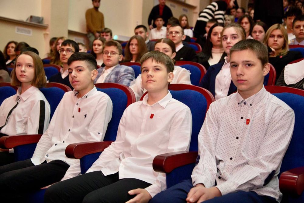 Первый заместитель Председателя Государственного Совета Республики Крым Андрей Козырев приветствовал участников проекта «Классные встречи», который реализуется Общероссийским общественно-государственным движением детей и... Первый заместитель Председателя Государственного Совета Республики Крым Андрей Козырев приветствовал участников проекта «Классные встречи», который реализуется Общероссийским общественно-государственным движением детей и...