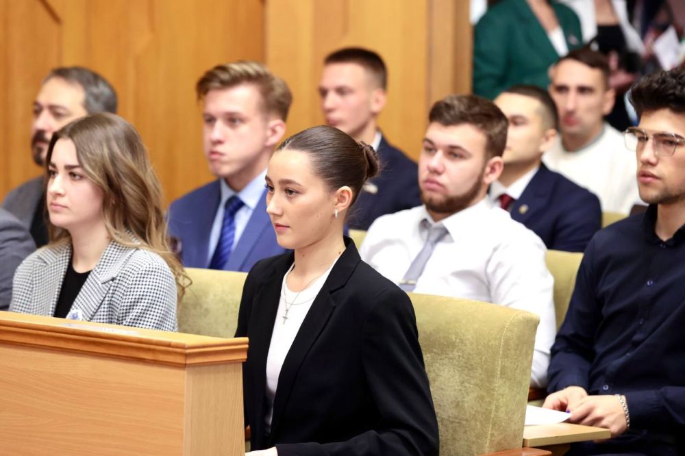 В состав IV созыва Молодёжного парламента при Государственном Совете Республики Крым вошли 55 молодых крымчан, среди которых — участники СВО, общественные деятели, спортсмены и педагоги В состав IV созыва Молодёжного парламента при Государственном Совете Республики Крым вошли 55 молодых крымчан, среди которых — участники СВО, общественные деятели, спортсмены и педагоги