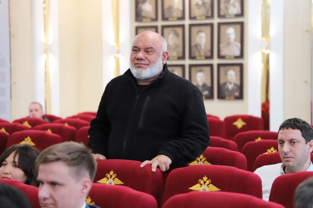 В УМВД России по г. Севастополю прошла пресс-конференция, посвященная вопросам легализации иностранных граждан согласно Указу Президента России № 1126, вступившему в силу с 1 января 2025 года В УМВД России по г. Севастополю прошла пресс-конференция, посвященная вопросам легализации иностранных граждан согласно Указу Президента России № 1126, вступившему в силу с 1 января 2025 года