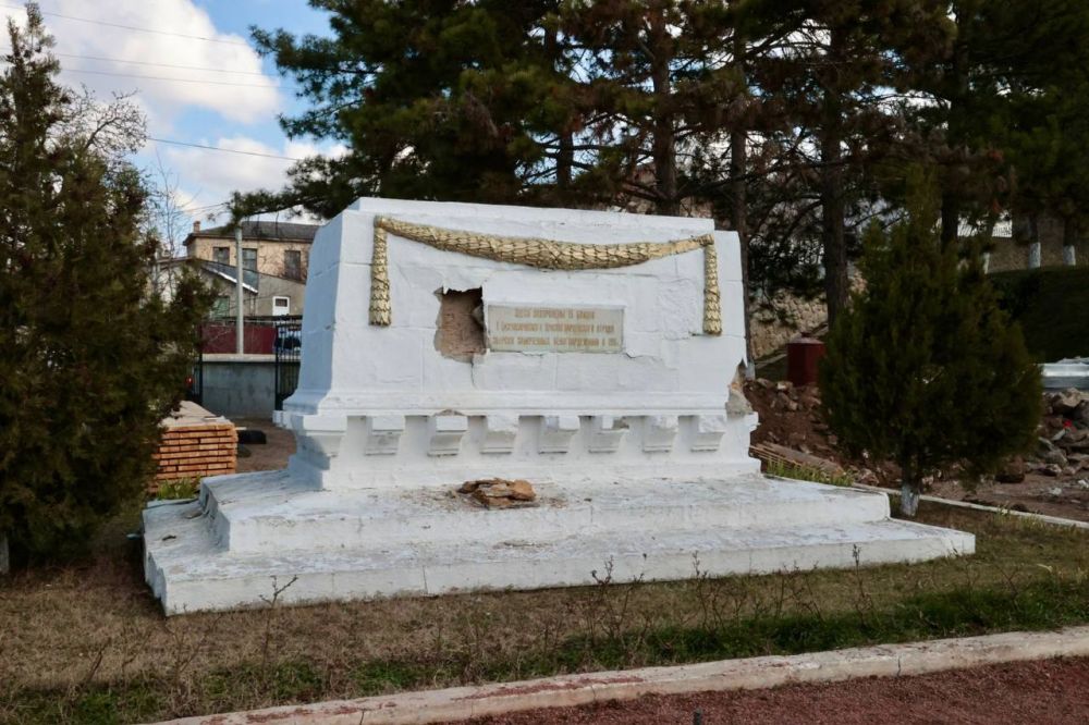 На Братском кладбище советских воинов, умерших в госпиталях и погибших в боях в период Великой Отечественной войны, расположенном на территории Бахчисарайского Ханского дворца, Владимир Константинов ознакомился с ходом... На Братском кладбище советских воинов, умерших в госпиталях и погибших в боях в период Великой Отечественной войны, расположенном на территории Бахчисарайского Ханского дворца, Владимир Константинов ознакомился с ходом...