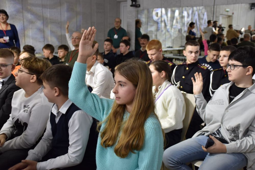 Екатерина Алтабаева: Сегодня в Малой академии наук состоялась встреча с известным шахматистом, сенатором РФ Сергеем Карякиным Екатерина Алтабаева: Сегодня в Малой академии наук состоялась встреча с известным шахматистом, сенатором РФ Сергеем Карякиным