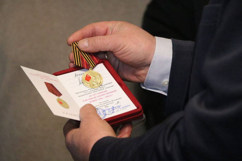 Игорь Ткаченко: Сегодня вместе с заместителем председателя Совета министров Крыма Михаилом Анатольевичем Назаровым посетили ветеранов-фронтовиков Елену Михайловну Ахундову и Анатолия Яковлевича Желомонтова Игорь Ткаченко: Сегодня вместе с заместителем председателя Совета министров Крыма Михаилом Анатольевичем Назаровым посетили ветеранов-фронтовиков Елену Михайловну Ахундову и Анатолия Яковлевича Желомонтова