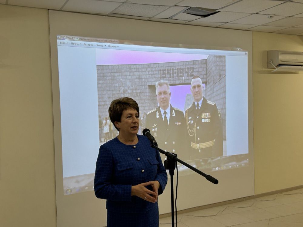 Екатерина Алтабаева: Сегодня вручила Благодарственное письмо сенатора постоянному представителю Наблюдательного совета Музейного историко-мемориального комплекса «35-я береговая батарея» Андрею Александровичу Заброде Екатерина Алтабаева: Сегодня вручила Благодарственное письмо сенатора постоянному представителю Наблюдательного совета Музейного историко-мемориального комплекса «35-я береговая батарея» Андрею Александровичу Заброде