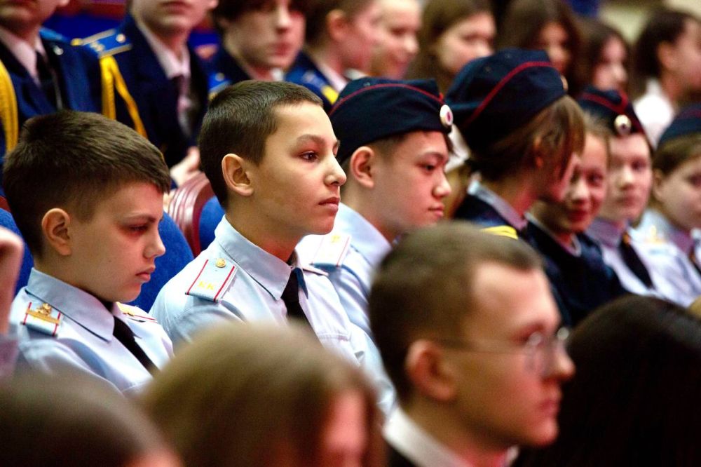 Первый заместитель Председателя Государственного Совета Республики Крым Андрей Козырев приветствовал участников проекта «Классные встречи», который реализуется Общероссийским общественно-государственным движением детей и... Первый заместитель Председателя Государственного Совета Республики Крым Андрей Козырев приветствовал участников проекта «Классные встречи», который реализуется Общероссийским общественно-государственным движением детей и...