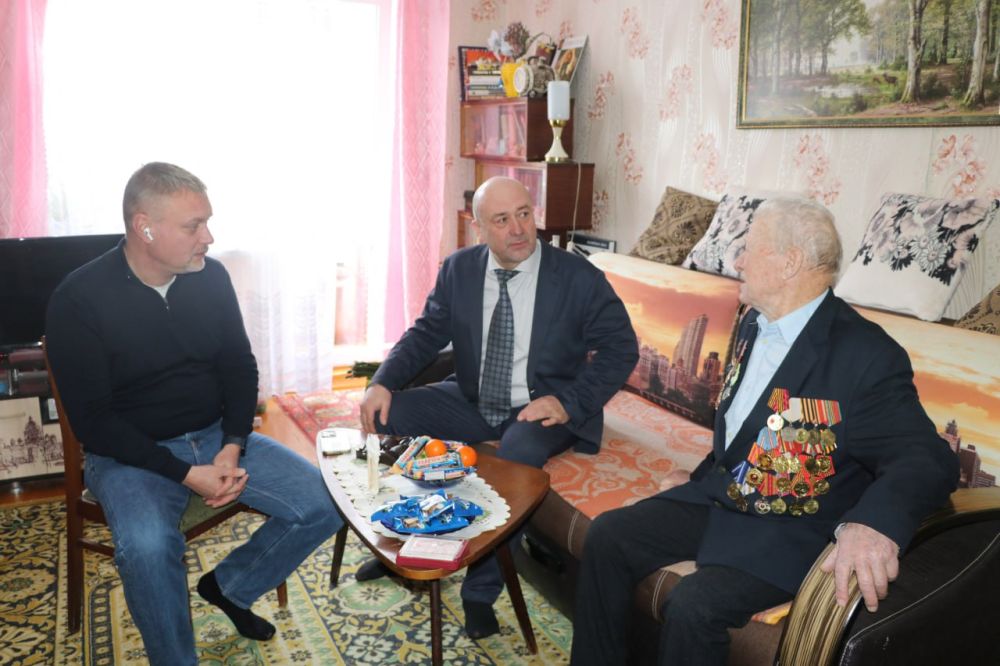 Игорь Ткаченко: Сегодня вместе с заместителем председателя Совета министров Крыма Михаилом Анатольевичем Назаровым посетили ветеранов-фронтовиков Елену Михайловну Ахундову и Анатолия Яковлевича Желомонтова Игорь Ткаченко: Сегодня вместе с заместителем председателя Совета министров Крыма Михаилом Анатольевичем Назаровым посетили ветеранов-фронтовиков Елену Михайловну Ахундову и Анатолия Яковлевича Желомонтова