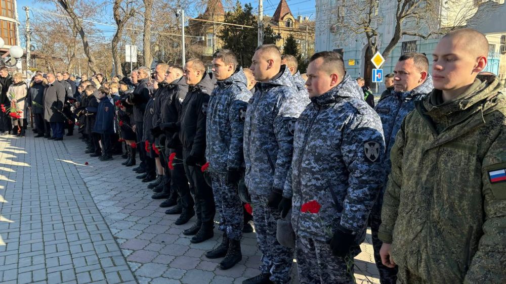В Евпатории полицейские традиционно приняли участие в мероприятии, посвящённом памяти погибших бойцов спецподразделения ОМОН «Беркут» В Евпатории полицейские традиционно приняли участие в мероприятии, посвящённом памяти погибших бойцов спецподразделения ОМОН «Беркут»
