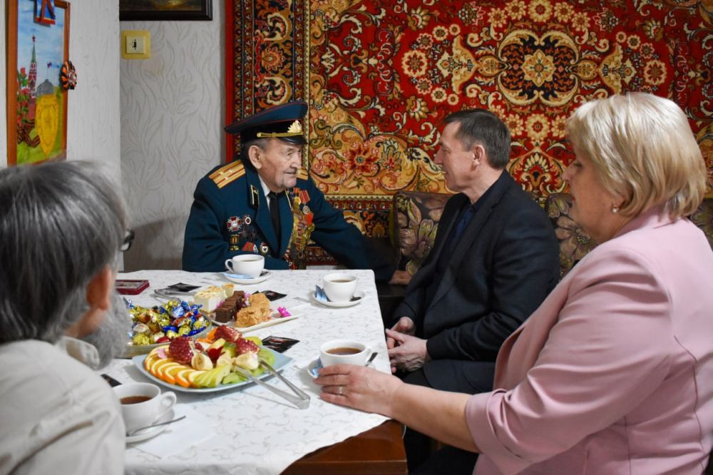 Юрий Гоцанюк: В преддверии Дня Защитника Отечества и 80-летия Великой Победы для меня большая честь вручить юбилейные медали от Президента России ветеранам Великой Отечественной войны – Силенковой Александре Антоновне и... Юрий Гоцанюк: В преддверии Дня Защитника Отечества и 80-летия Великой Победы для меня большая честь вручить юбилейные медали от Президента России ветеранам Великой Отечественной войны – Силенковой Александре Антоновне и...