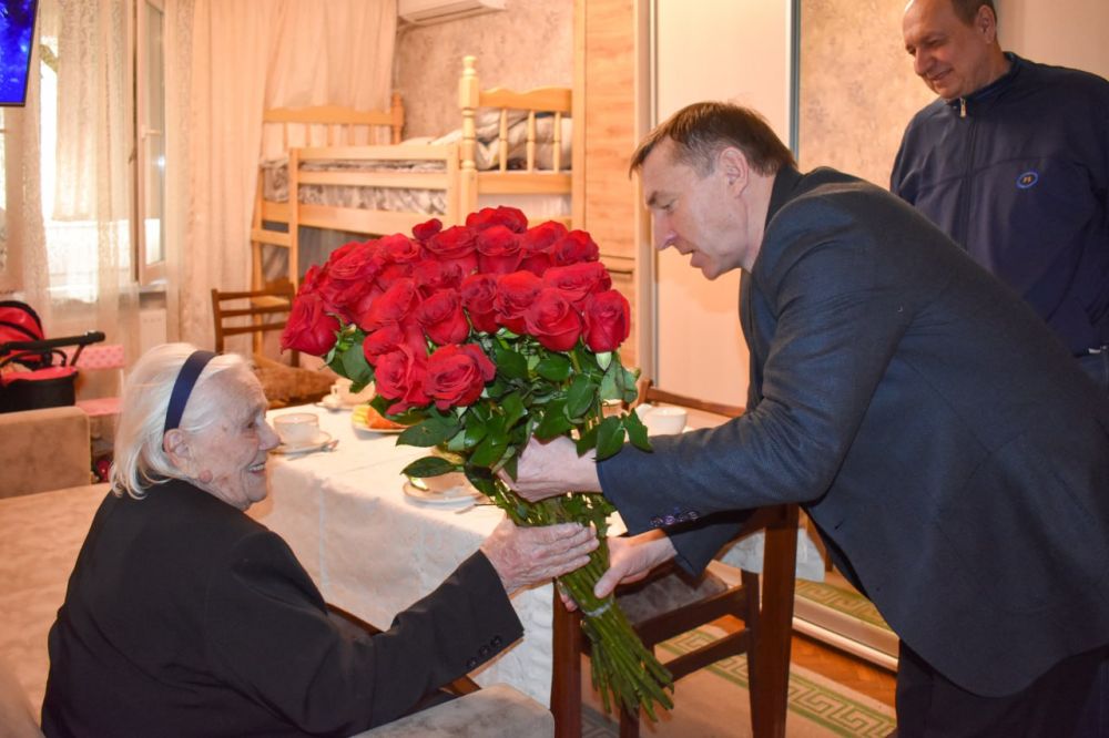 Юрий Гоцанюк: В преддверии Дня Защитника Отечества и 80-летия Великой Победы для меня большая честь вручить юбилейные медали от Президента России ветеранам Великой Отечественной войны – Силенковой Александре Антоновне и... Юрий Гоцанюк: В преддверии Дня Защитника Отечества и 80-летия Великой Победы для меня большая честь вручить юбилейные медали от Президента России ветеранам Великой Отечественной войны – Силенковой Александре Антоновне и...
