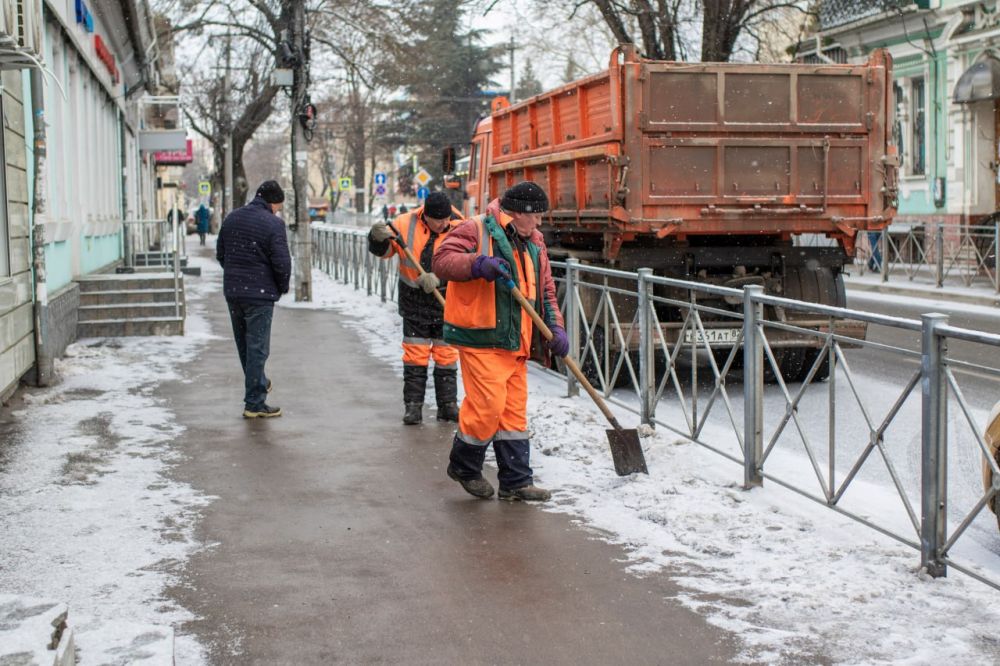В крымской столице сотрудники МБУ «Город» и работники подрядных организаций осуществляют работы по сбору и вывозу снега, а также противогололедной обработке проезжей части улиц и пешеходных коммуникаций В крымской столице сотрудники МБУ «Город» и работники подрядных организаций осуществляют работы по сбору и вывозу снега, а также противогололедной обработке проезжей части улиц и пешеходных коммуникаций