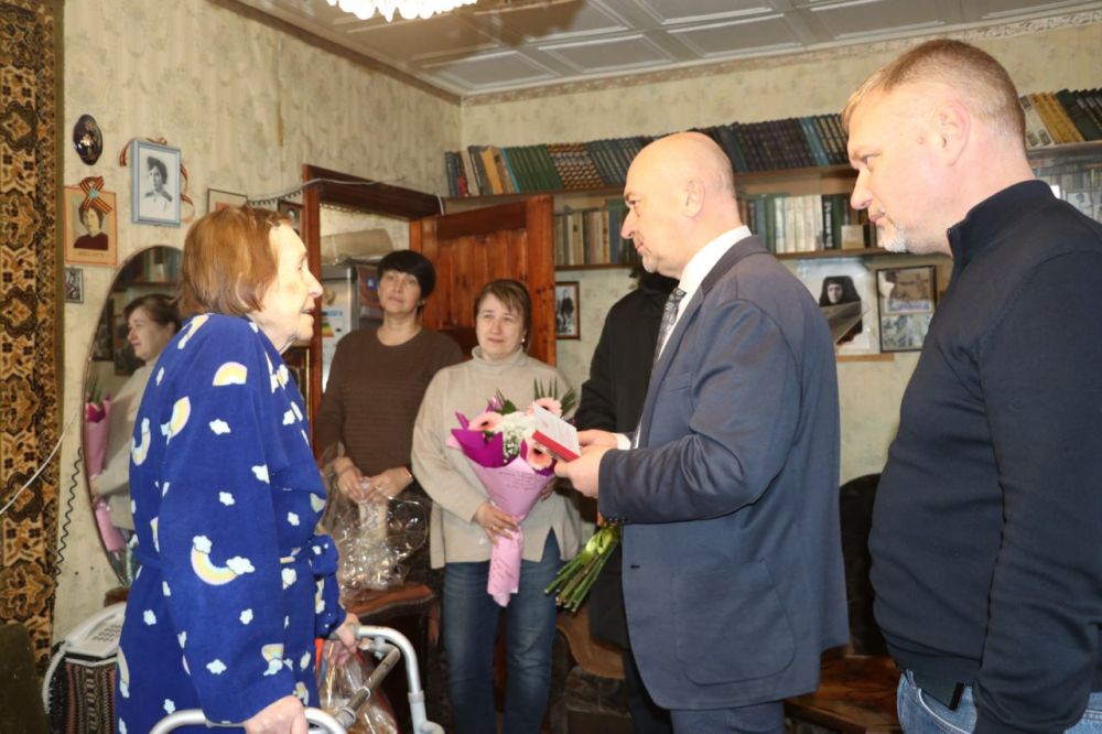 Игорь Ткаченко: Сегодня вместе с заместителем председателя Совета министров Крыма Михаилом Анатольевичем Назаровым посетили ветеранов-фронтовиков Елену Михайловну Ахундову и Анатолия Яковлевича Желомонтова Игорь Ткаченко: Сегодня вместе с заместителем председателя Совета министров Крыма Михаилом Анатольевичем Назаровым посетили ветеранов-фронтовиков Елену Михайловну Ахундову и Анатолия Яковлевича Желомонтова