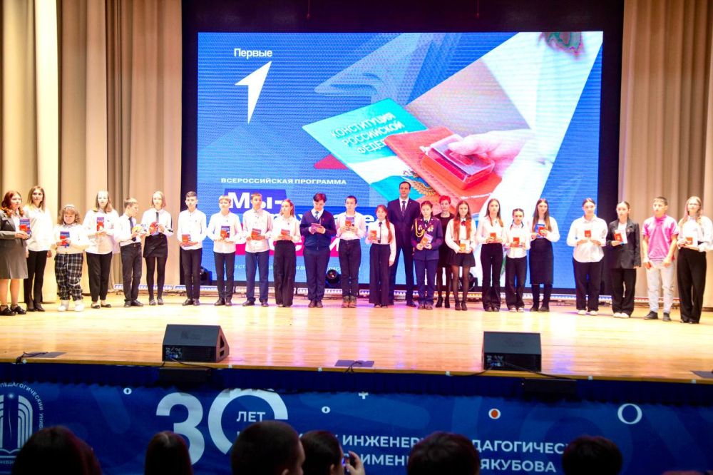 Первый заместитель Председателя Государственного Совета Республики Крым Андрей Козырев приветствовал участников проекта «Классные встречи», который реализуется Общероссийским общественно-государственным движением детей и... Первый заместитель Председателя Государственного Совета Республики Крым Андрей Козырев приветствовал участников проекта «Классные встречи», который реализуется Общероссийским общественно-государственным движением детей и...