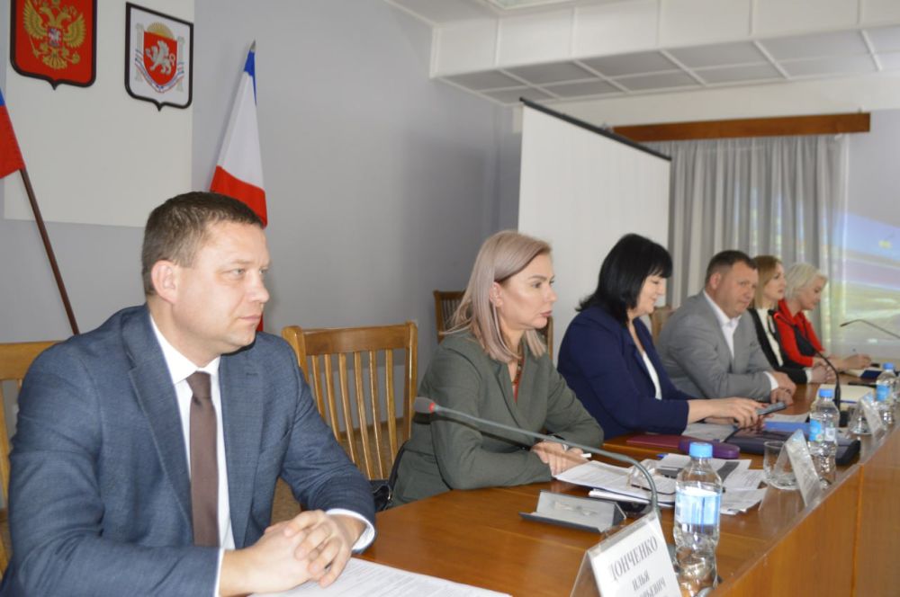 Министр образования, науки и молодежи Республики Крым Валентина Лаврик со специалистами министерства и подведомственных ему учреждений провела выездное совещание в Ленинском районе Министр образования, науки и молодежи Республики Крым Валентина Лаврик со специалистами министерства и подведомственных ему учреждений провела выездное совещание в Ленинском районе