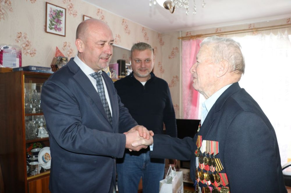 Игорь Ткаченко: Сегодня вместе с заместителем председателя Совета министров Крыма Михаилом Анатольевичем Назаровым посетили ветеранов-фронтовиков Елену Михайловну Ахундову и Анатолия Яковлевича Желомонтова Игорь Ткаченко: Сегодня вместе с заместителем председателя Совета министров Крыма Михаилом Анатольевичем Назаровым посетили ветеранов-фронтовиков Елену Михайловну Ахундову и Анатолия Яковлевича Желомонтова