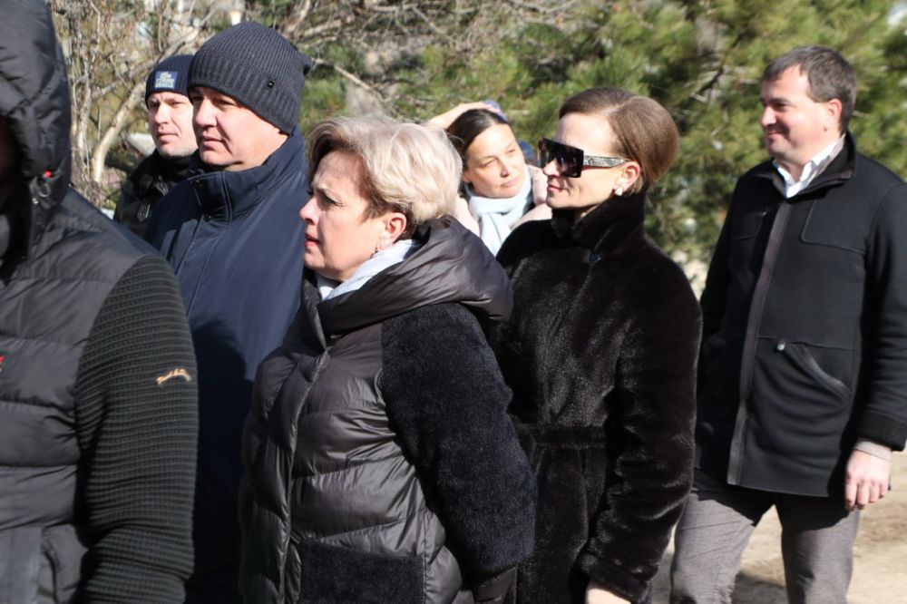 Ольга Урайкина: В продолжение рабочей поездки Владимир Константинов посетил Братское кладбище советских воинов, находящееся на территории Ханского дворца с целью осмотра проводимых ремонтных работ Ольга Урайкина: В продолжение рабочей поездки Владимир Константинов посетил Братское кладбище советских воинов, находящееся на территории Ханского дворца с целью осмотра проводимых ремонтных работ