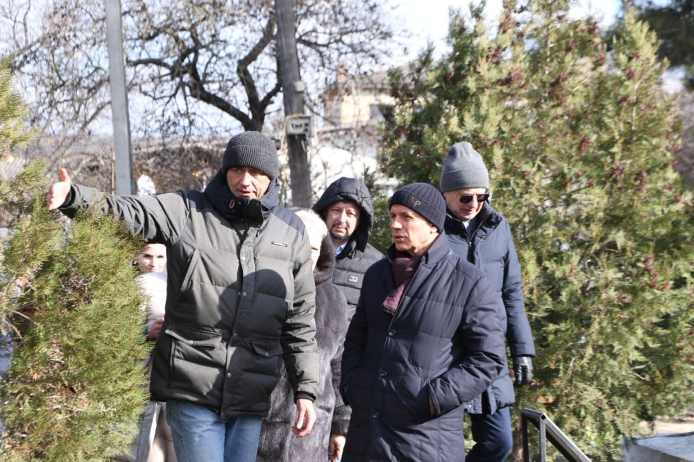 Ольга Урайкина: В продолжение рабочей поездки Владимир Константинов посетил Братское кладбище советских воинов, находящееся на территории Ханского дворца с целью осмотра проводимых ремонтных работ Ольга Урайкина: В продолжение рабочей поездки Владимир Константинов посетил Братское кладбище советских воинов, находящееся на территории Ханского дворца с целью осмотра проводимых ремонтных работ