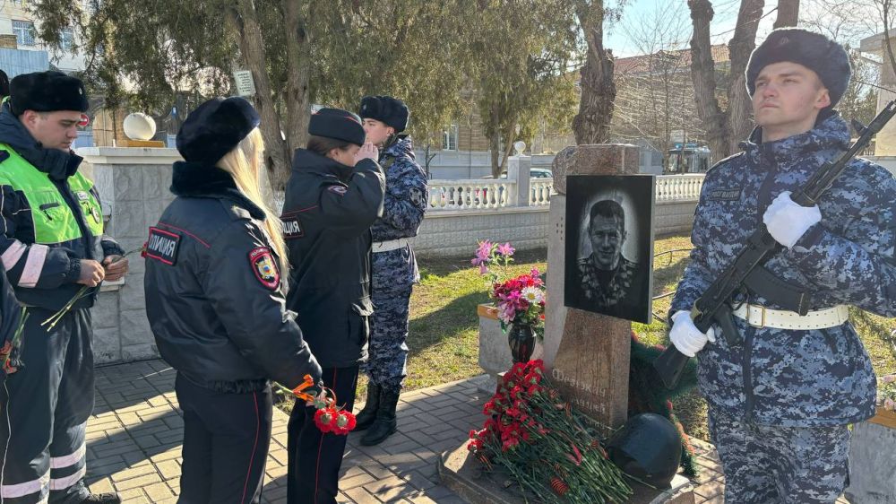 В Евпатории полицейские традиционно приняли участие в мероприятии, посвящённом памяти погибших бойцов спецподразделения ОМОН «Беркут» В Евпатории полицейские традиционно приняли участие в мероприятии, посвящённом памяти погибших бойцов спецподразделения ОМОН «Беркут»