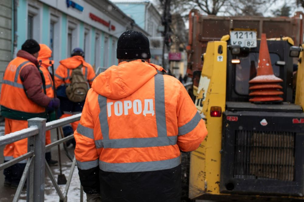 В крымской столице сотрудники МБУ «Город» и работники подрядных организаций осуществляют работы по сбору и вывозу снега, а также противогололедной обработке проезжей части улиц и пешеходных коммуникаций В крымской столице сотрудники МБУ «Город» и работники подрядных организаций осуществляют работы по сбору и вывозу снега, а также противогололедной обработке проезжей части улиц и пешеходных коммуникаций