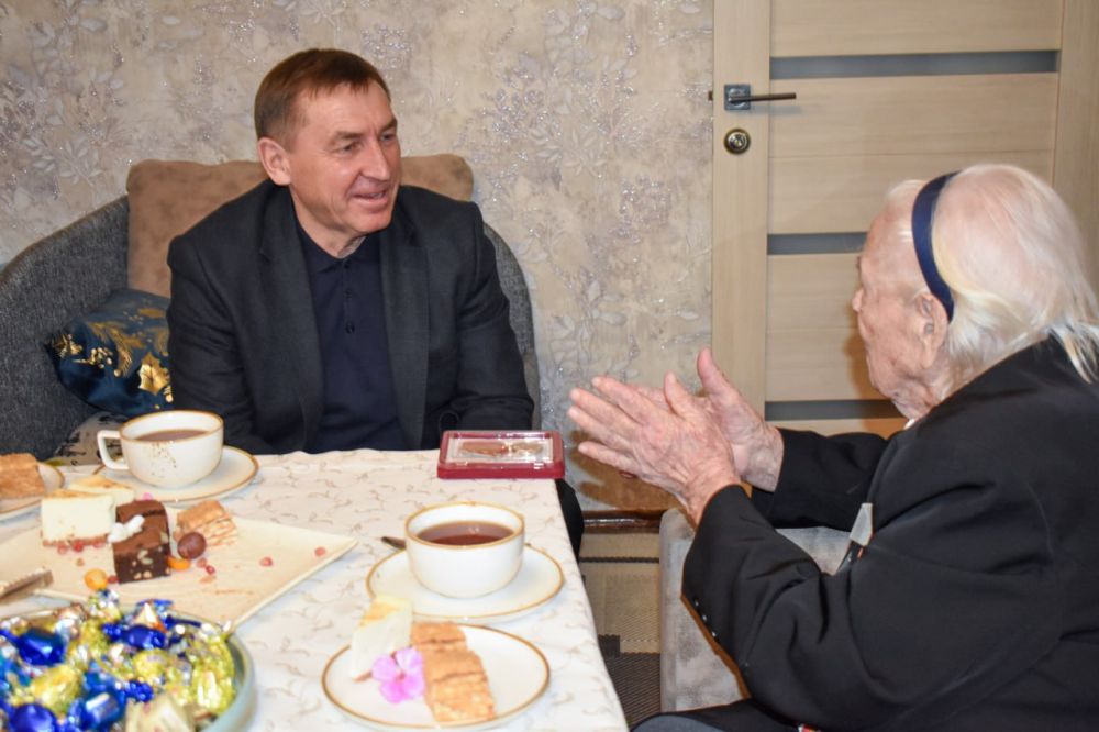 Юрий Гоцанюк: В преддверии Дня Защитника Отечества и 80-летия Великой Победы для меня большая честь вручить юбилейные медали от Президента России ветеранам Великой Отечественной войны – Силенковой Александре Антоновне и... Юрий Гоцанюк: В преддверии Дня Защитника Отечества и 80-летия Великой Победы для меня большая честь вручить юбилейные медали от Президента России ветеранам Великой Отечественной войны – Силенковой Александре Антоновне и...