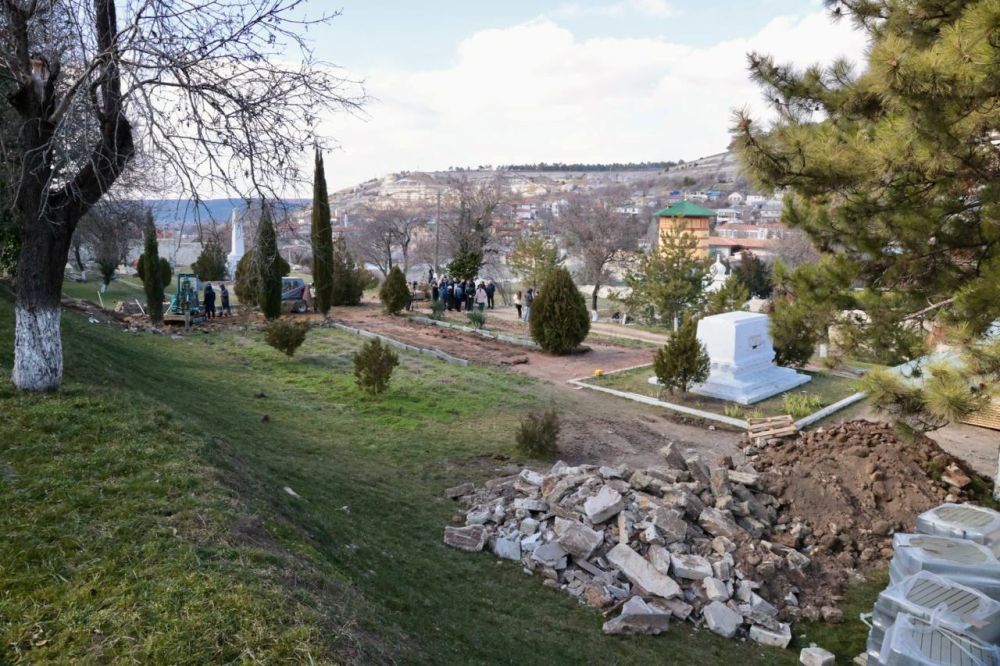 На Братском кладбище советских воинов, умерших в госпиталях и погибших в боях в период Великой Отечественной войны, расположенном на территории Бахчисарайского Ханского дворца, Владимир Константинов ознакомился с ходом... На Братском кладбище советских воинов, умерших в госпиталях и погибших в боях в период Великой Отечественной войны, расположенном на территории Бахчисарайского Ханского дворца, Владимир Константинов ознакомился с ходом...