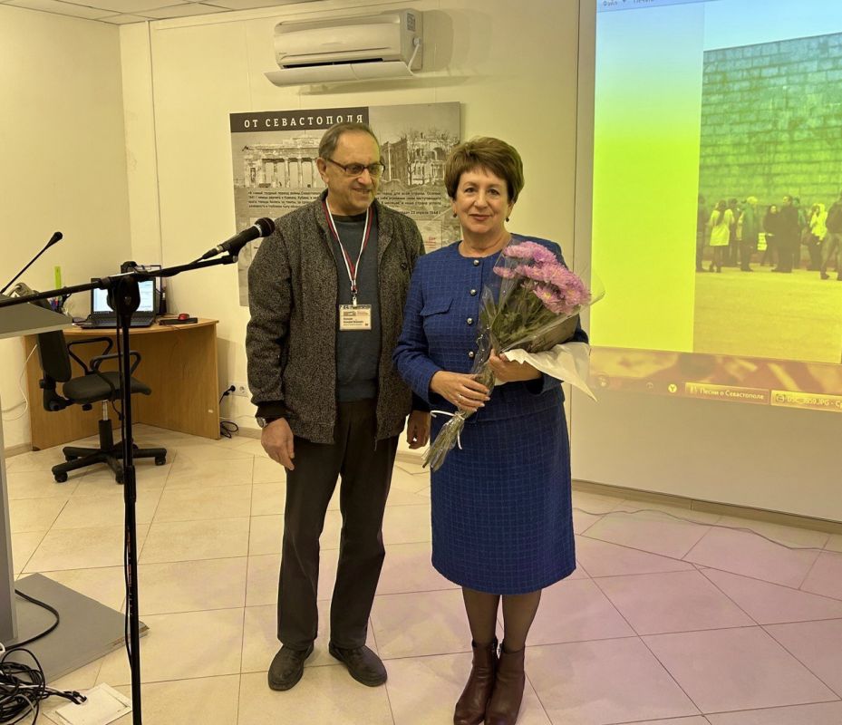 Екатерина Алтабаева: Сегодня вручила Благодарственное письмо сенатора постоянному представителю Наблюдательного совета Музейного историко-мемориального комплекса «35-я береговая батарея» Андрею Александровичу Заброде Екатерина Алтабаева: Сегодня вручила Благодарственное письмо сенатора постоянному представителю Наблюдательного совета Музейного историко-мемориального комплекса «35-я береговая батарея» Андрею Александровичу Заброде