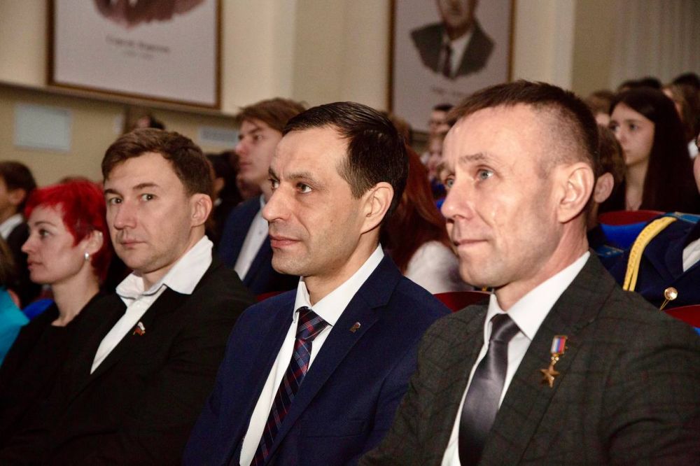 Первый заместитель Председателя Государственного Совета Республики Крым Андрей Козырев приветствовал участников проекта «Классные встречи», который реализуется Общероссийским общественно-государственным движением детей и... Первый заместитель Председателя Государственного Совета Республики Крым Андрей Козырев приветствовал участников проекта «Классные встречи», который реализуется Общероссийским общественно-государственным движением детей и...