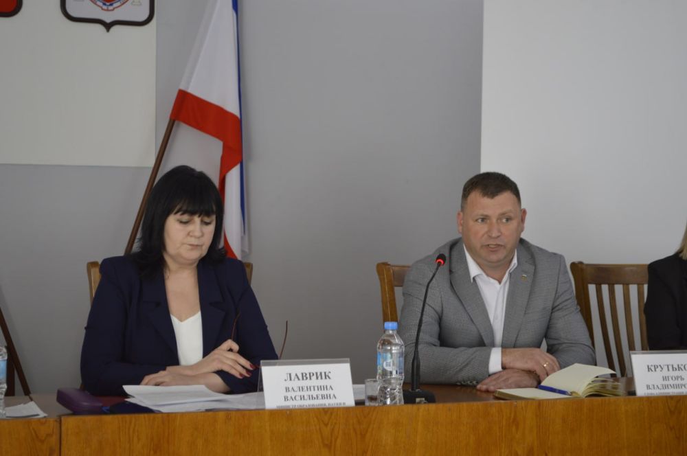 Министр образования, науки и молодежи Республики Крым Валентина Лаврик со специалистами министерства и подведомственных ему учреждений провела выездное совещание в Ленинском районе Министр образования, науки и молодежи Республики Крым Валентина Лаврик со специалистами министерства и подведомственных ему учреждений провела выездное совещание в Ленинском районе