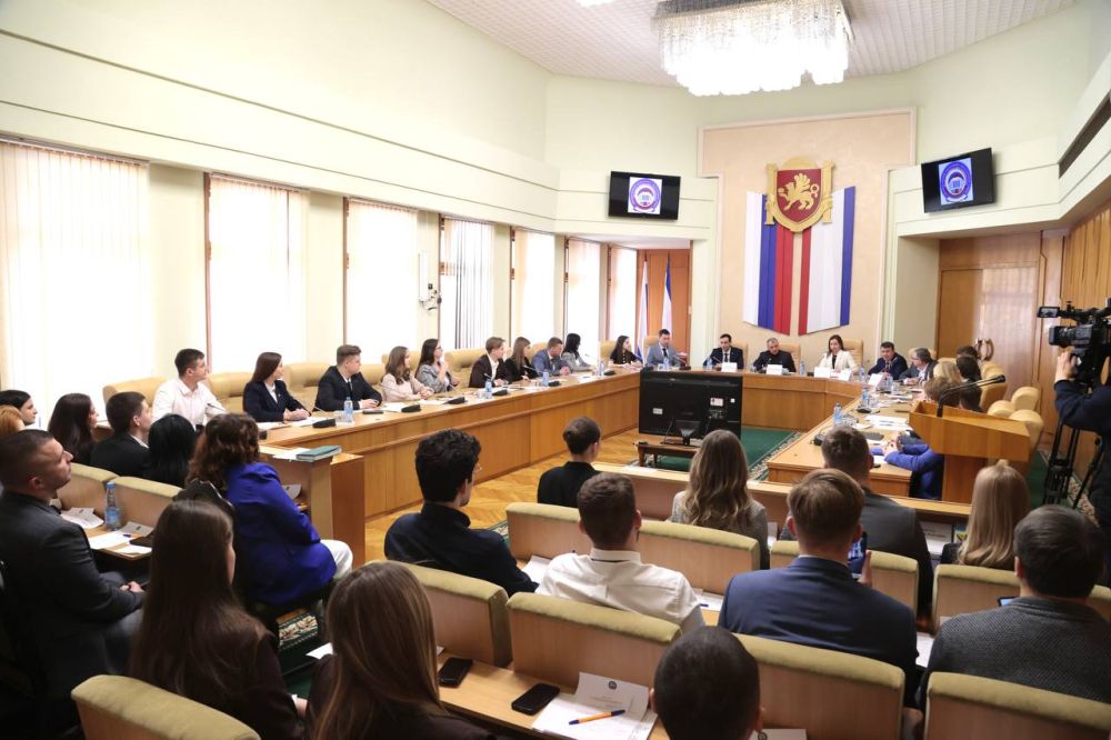 В состав IV созыва Молодёжного парламента при Государственном Совете Республики Крым вошли 55 молодых крымчан, среди которых — участники СВО, общественные деятели, спортсмены и педагоги В состав IV созыва Молодёжного парламента при Государственном Совете Республики Крым вошли 55 молодых крымчан, среди которых — участники СВО, общественные деятели, спортсмены и педагоги