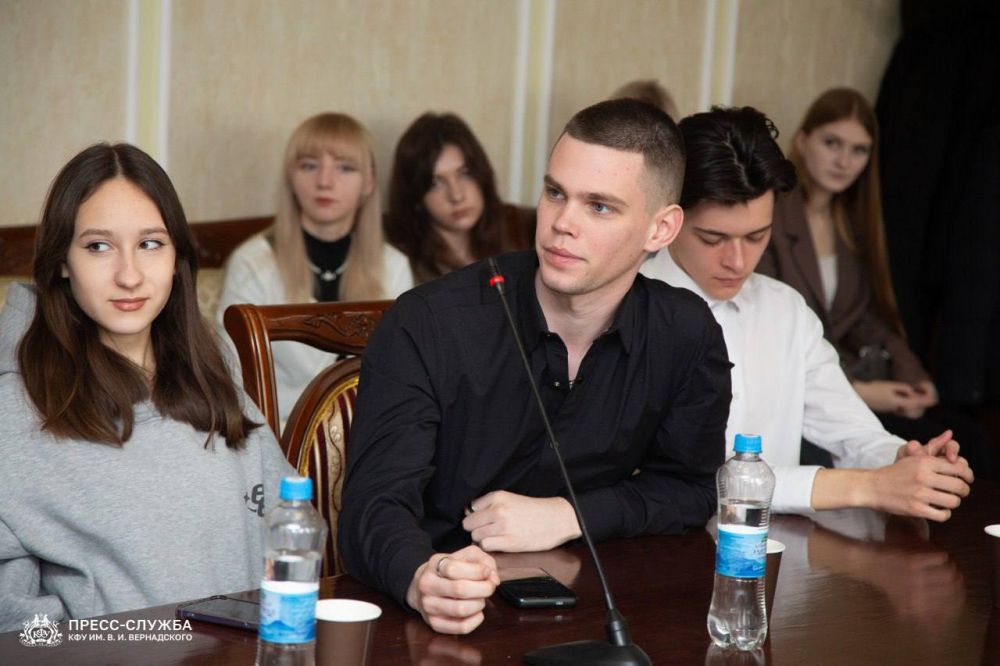 Алексей Зинченко: Культурный код России!. В КФУ им. В.И. Вернадского принял участие в мероприятии, приуроченном к 80-летию Великой Победы. В рамках него состоялся открытый диалог со студентами и сотрудниками университета на... Алексей Зинченко: Культурный код России!. В КФУ им. В.И. Вернадского принял участие в мероприятии, приуроченном к 80-летию Великой Победы. В рамках него состоялся открытый диалог со студентами и сотрудниками университета на...