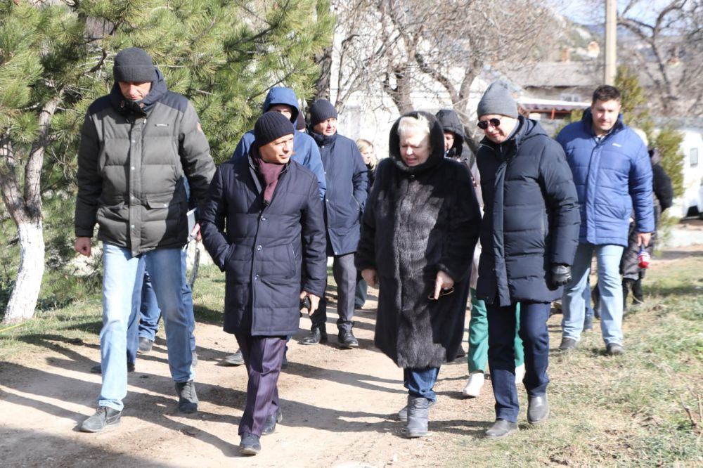 Ольга Урайкина: В продолжение рабочей поездки Владимир Константинов посетил Братское кладбище советских воинов, находящееся на территории Ханского дворца с целью осмотра проводимых ремонтных работ Ольга Урайкина: В продолжение рабочей поездки Владимир Константинов посетил Братское кладбище советских воинов, находящееся на территории Ханского дворца с целью осмотра проводимых ремонтных работ