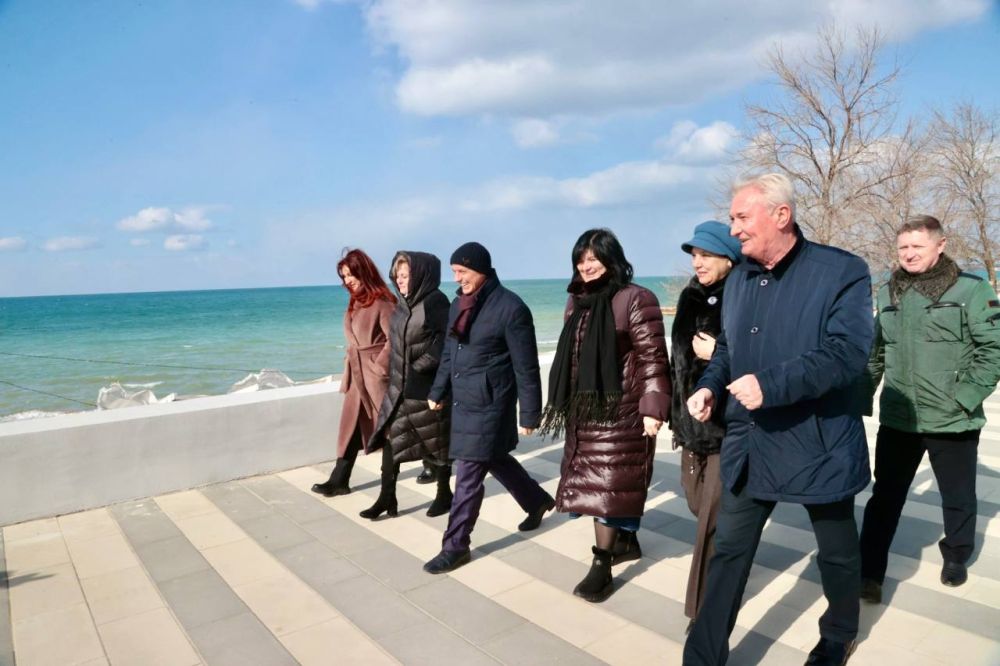 Владимир Константинов в селе Песчаное Бахчисарайского района осмотрел набережную, на которой завершён первый этап капитального ремонта Владимир Константинов в селе Песчаное Бахчисарайского района осмотрел набережную, на которой завершён первый этап капитального ремонта