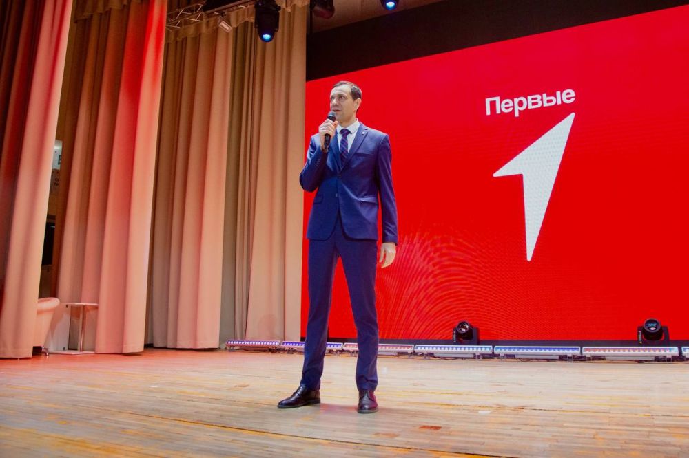 Первый заместитель Председателя Государственного Совета Республики Крым Андрей Козырев приветствовал участников проекта «Классные встречи», который реализуется Общероссийским общественно-государственным движением детей и... Первый заместитель Председателя Государственного Совета Республики Крым Андрей Козырев приветствовал участников проекта «Классные встречи», который реализуется Общероссийским общественно-государственным движением детей и...
