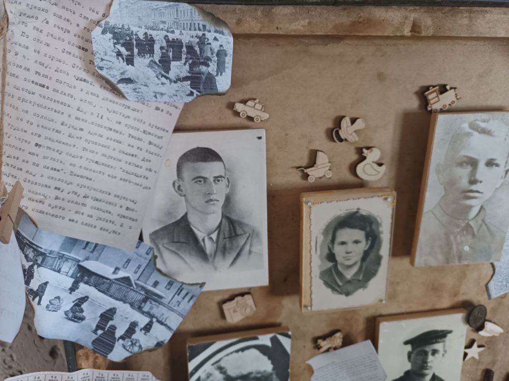 В холле первого этажа администрации Бахчисарайского района размещена тематическая выставка творческих работ, посвященная открытию Года Защитника Отечества в Бахчисарайском районе В холле первого этажа администрации Бахчисарайского района размещена тематическая выставка творческих работ, посвященная открытию Года Защитника Отечества в Бахчисарайском районе