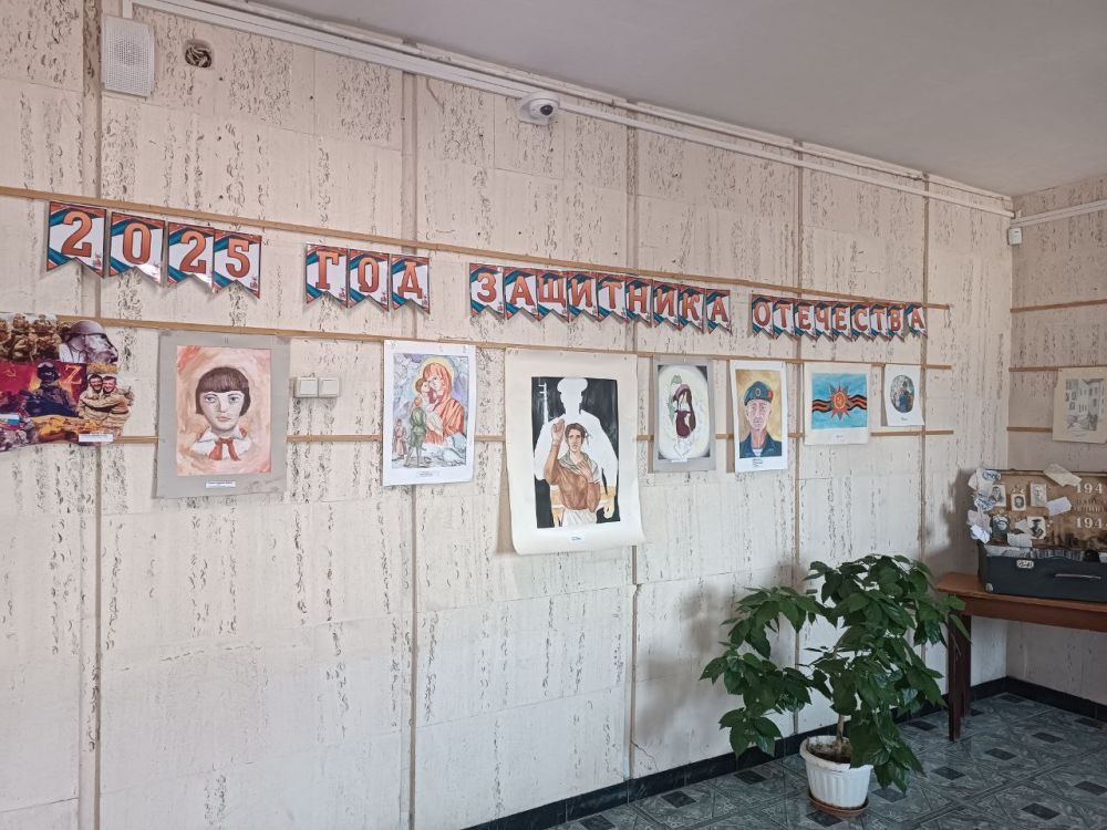 В холле первого этажа администрации Бахчисарайского района размещена тематическая выставка творческих работ, посвященная открытию Года Защитника Отечества в Бахчисарайском районе В холле первого этажа администрации Бахчисарайского района размещена тематическая выставка творческих работ, посвященная открытию Года Защитника Отечества в Бахчисарайском районе