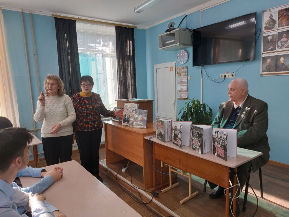 20 февраля в гимназии № 1 имени И. В. Курчатова состоялся парламентский урок, посвящённый Дню защитника Отечества, с депутатом Государственного Совета Республики Крым, Председателем Попечительского совета гимназии Аксеновом... 20 февраля в гимназии № 1 имени И. В. Курчатова состоялся парламентский урок, посвящённый Дню защитника Отечества, с депутатом Государственного Совета Республики Крым, Председателем Попечительского совета гимназии Аксеновом...
