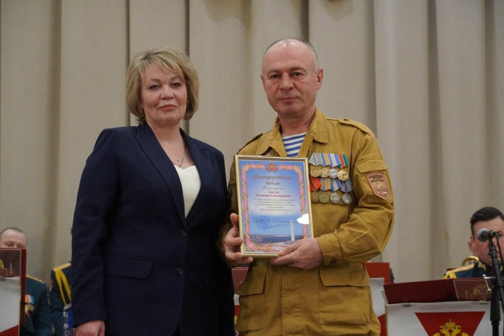 #городские_новости. В Керчи вручили награды ветеранам, военнослужащим, волонтерам. В канун Дня защитника Отечества состоялось торжественное собрание в культурном центре им.Ю.И.Богатикова #городские_новости. В Керчи вручили награды ветеранам, военнослужащим, волонтерам. В канун Дня защитника Отечества состоялось торжественное собрание в культурном центре им.Ю.И.Богатикова