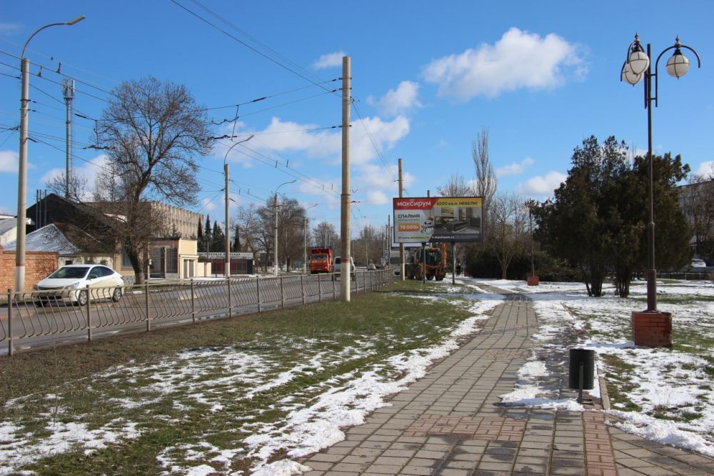 В Керчи продолжается работа по корчеванию пней, оставленных после сноса аварийных деревьев В Керчи продолжается работа по корчеванию пней, оставленных после сноса аварийных деревьев