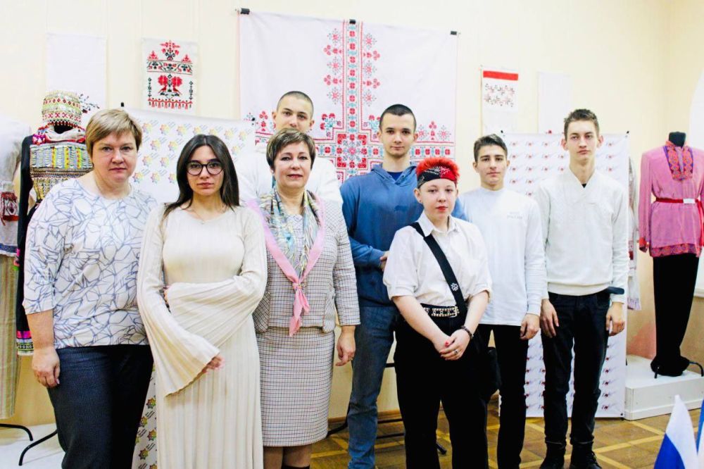 Сотрудники Госкомнаца Крыма приняли участие в VI Всероссийском этнодиктанте «Россия - дом народов» Сотрудники Госкомнаца Крыма приняли участие в VI Всероссийском этнодиктанте «Россия - дом народов»