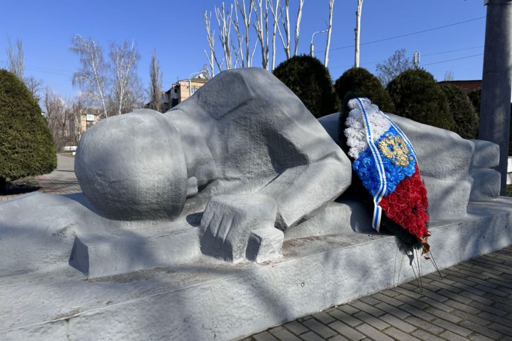 Владимир Константинов: В ходе рабочей поездки в Запорожскую область возложили цветы к мемориальному знаку на братском кладбище в Мелитополе Владимир Константинов: В ходе рабочей поездки в Запорожскую область возложили цветы к мемориальному знаку на братском кладбище в Мелитополе