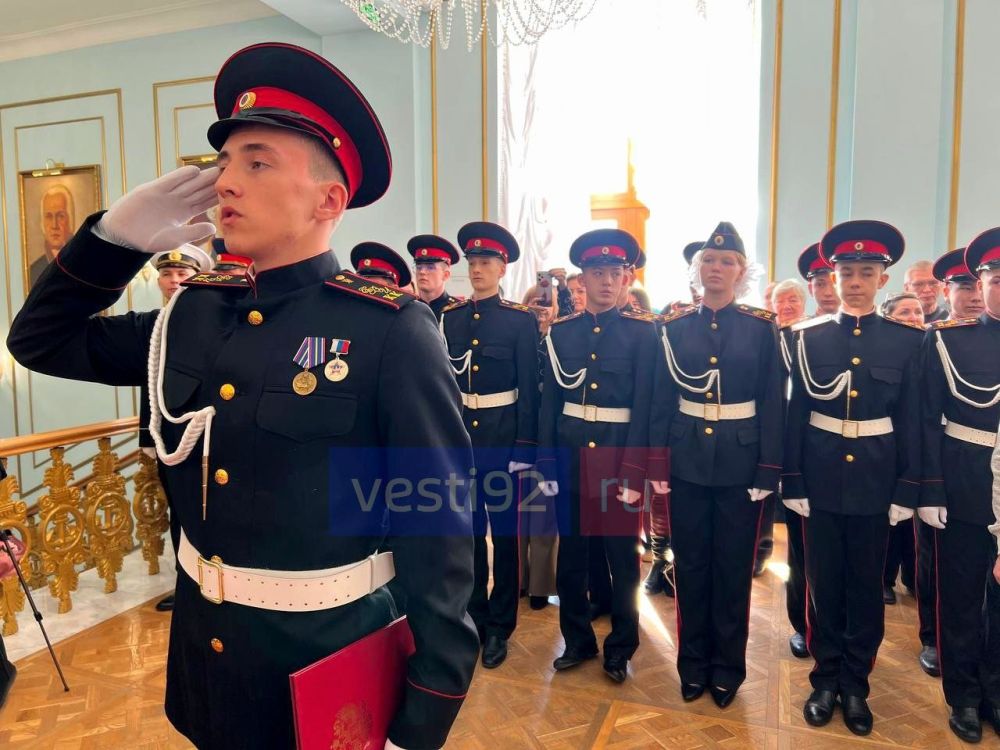 61 воспитанник Севастопольского кадетского корпуса СК РФ и 5 его сотрудников приняли торжественную клятву 61 воспитанник Севастопольского кадетского корпуса СК РФ и 5 его сотрудников приняли торжественную клятву