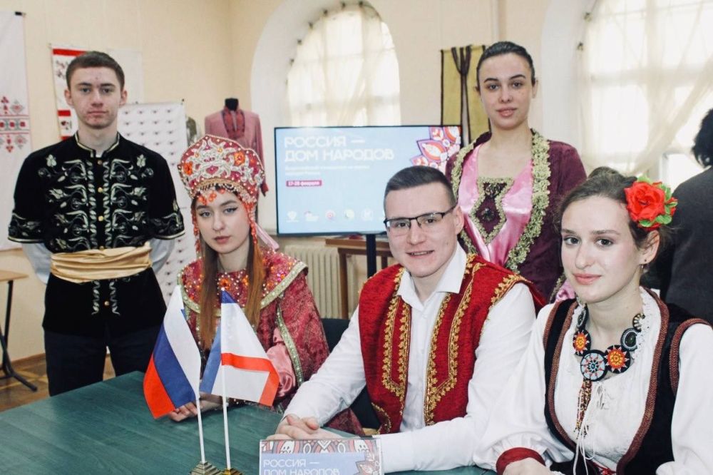 Сотрудники Госкомнаца Крыма приняли участие в VI Всероссийском этнодиктанте «Россия - дом народов» Сотрудники Госкомнаца Крыма приняли участие в VI Всероссийском этнодиктанте «Россия - дом народов»