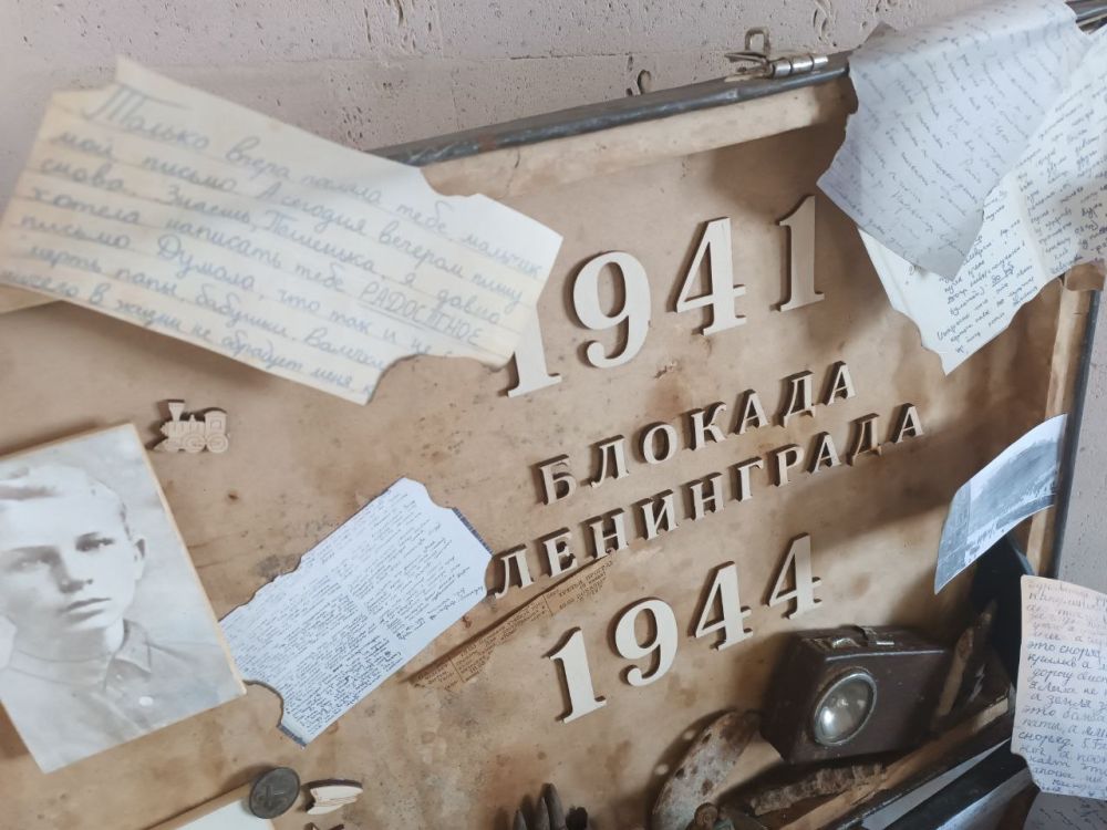 В холле первого этажа администрации Бахчисарайского района размещена тематическая выставка творческих работ, посвященная открытию Года Защитника Отечества в Бахчисарайском районе В холле первого этажа администрации Бахчисарайского района размещена тематическая выставка творческих работ, посвященная открытию Года Защитника Отечества в Бахчисарайском районе