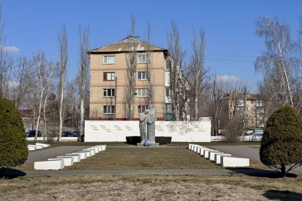Владимир Константинов: В ходе рабочей поездки в Запорожскую область возложили цветы к мемориальному знаку на братском кладбище в Мелитополе Владимир Константинов: В ходе рабочей поездки в Запорожскую область возложили цветы к мемориальному знаку на братском кладбище в Мелитополе