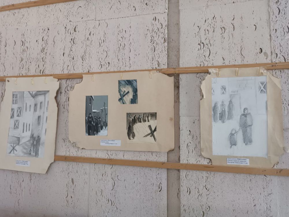 В холле первого этажа администрации Бахчисарайского района размещена тематическая выставка творческих работ, посвященная открытию Года Защитника Отечества в Бахчисарайском районе В холле первого этажа администрации Бахчисарайского района размещена тематическая выставка творческих работ, посвященная открытию Года Защитника Отечества в Бахчисарайском районе
